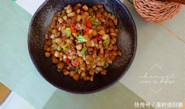 《中餐厅》张亮做的这道菜,随手一炒真是香,比鱼香肉丝还下饭