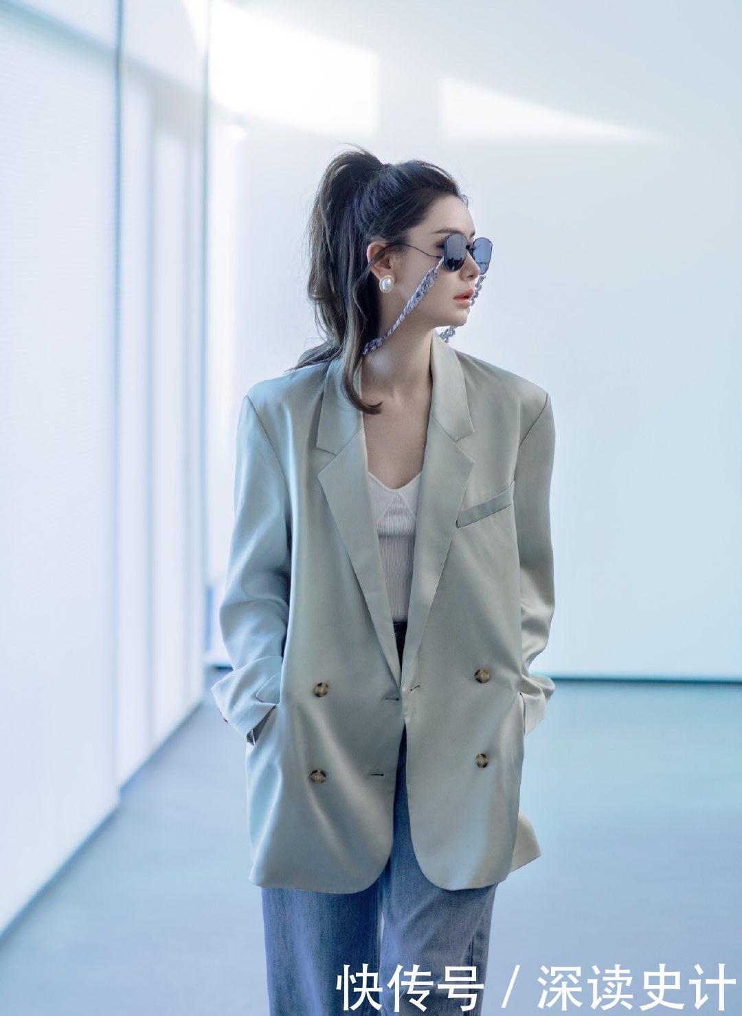 西装裙|戚薇拉离子烫真减龄，丝绒西装裙秀出白皙漫画腿，又酷又飒又养眼