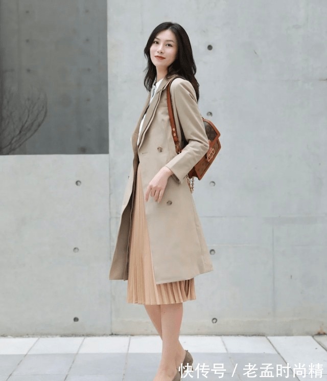 身材|阔腿裤烂大街了,今年流行的长大衣配半身裙