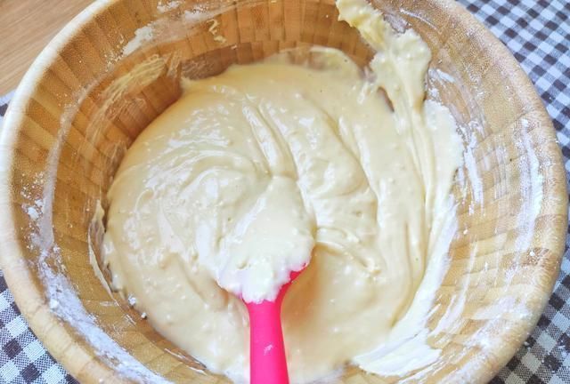 外酥里嫩的糯米蛋糕,不粘模具放心大胆做起来,甜而不腻太好吃