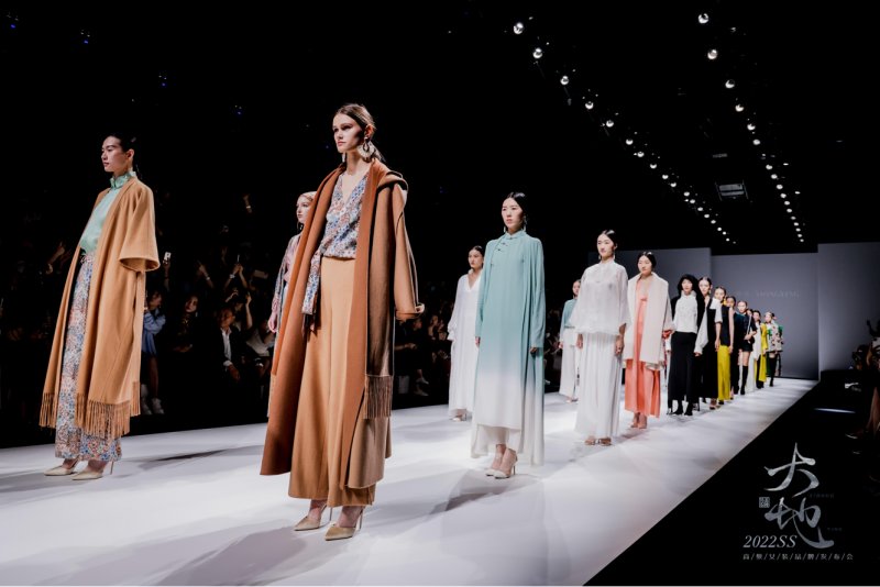 中国文化$熊英2022SS高级女装品牌发布,童模赵马馨茹、王俽冉呈现精彩秀演
