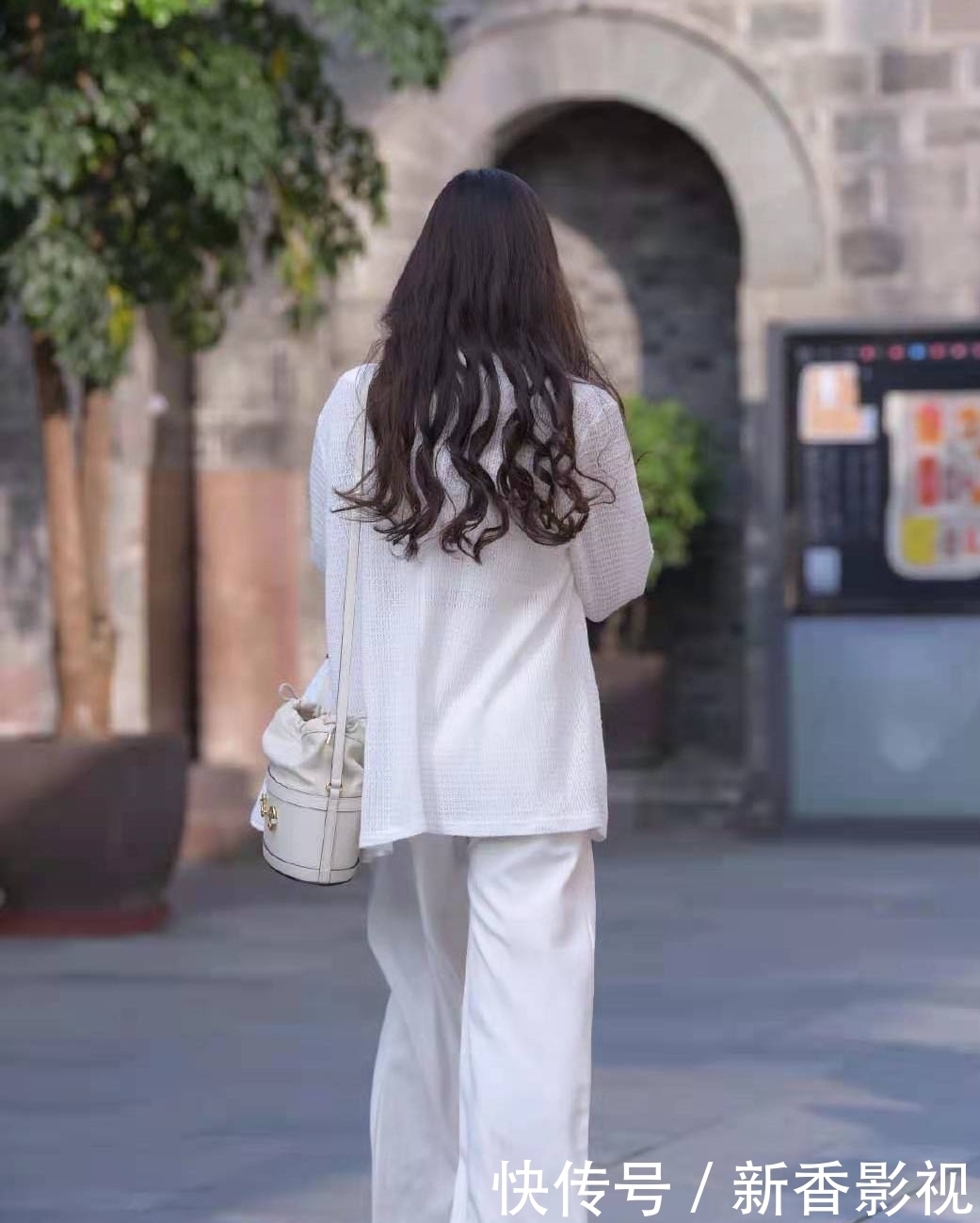  这套白色系搭配太高级了！西装+小短衫+休闲裤，时髦又显女人味