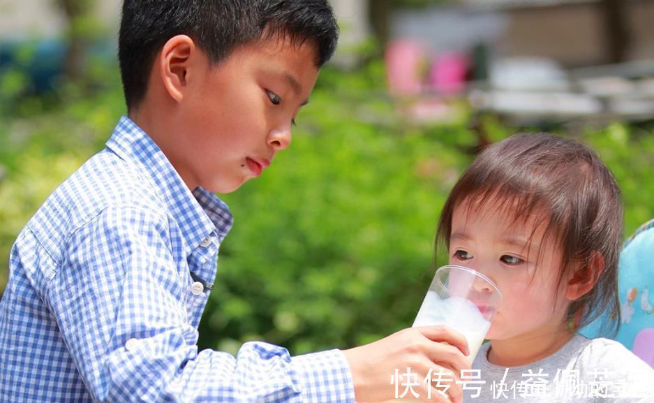 弟弟|“弟弟哭声让人忐忑不安”,女孩作文表达对妈妈的疑惑,让人心疼