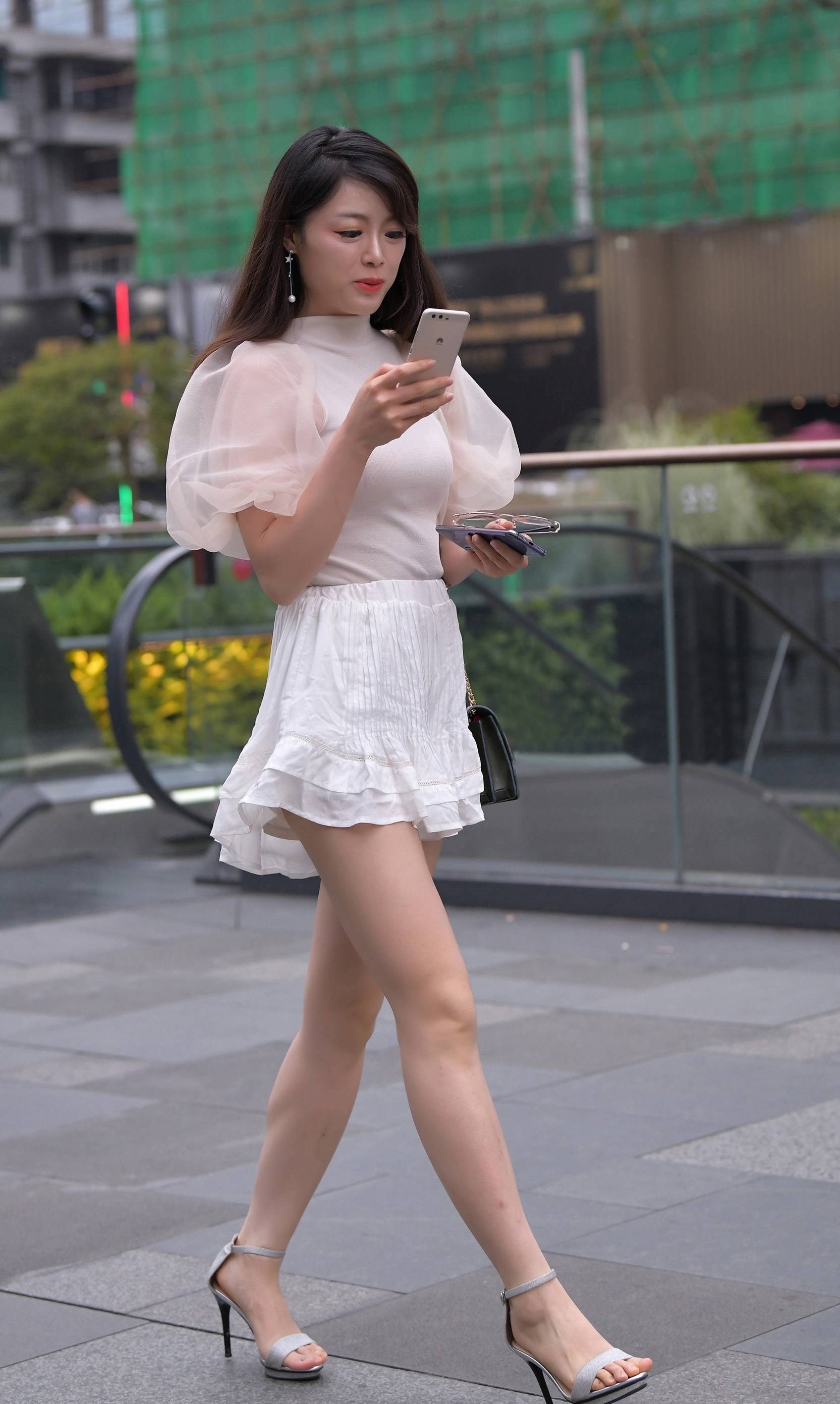 大长腿 白色泡泡袖上衣加白色短裙,搭配高跟凉鞋,白色搭配清新又唯美