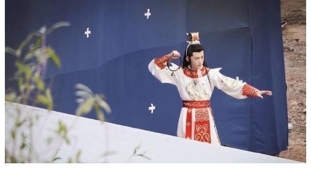 宋亞軒是《萌探》關(guān)系戶嗎?注意他對那英的稱呼,人家還是個孩子?