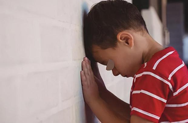 宝宝|4个月宝宝被查出“脊柱变形”,只因妈妈带他出门时,总爱这么做