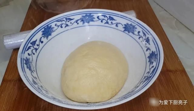 面团|2个鸡蛋,半斤面粉,不蒸馒头不烙饼,酥到掉渣,看着就流口水了