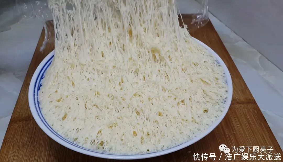 鸡蛋|土豆别再炒着吃了,撒1把葱花,比鸡蛋饼还香,出锅孩子都抢着吃