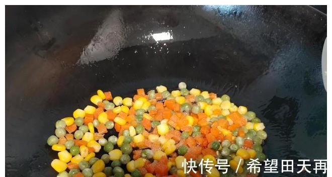 炒鸡蛋|周末宝妈给孩子做一顿丰盛早餐,有水煎包,核桃露,炒米和炒鸡蛋!