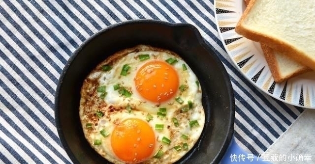 下锅|煎鸡蛋时,万万别直接就下锅多加这1步,鸡蛋圆嫩又不粘锅