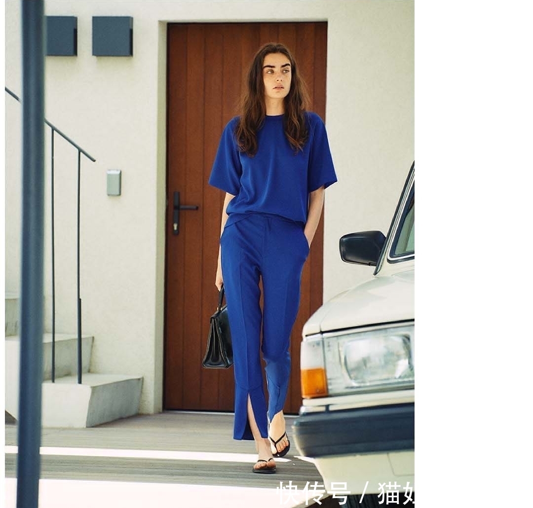 越简单越挑人，参考她的“随性极简风”搭配，全程穿凉鞋，美极了