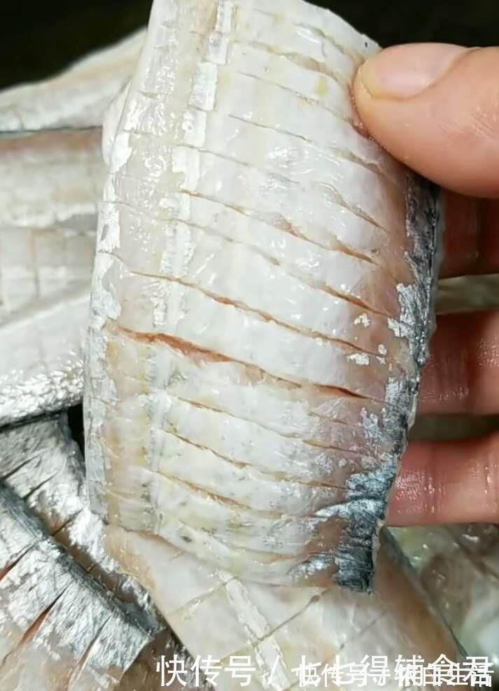 黑膜|今天大厨来教你一个小窍门,炸出的带鱼一点都不腥而且更酥脆