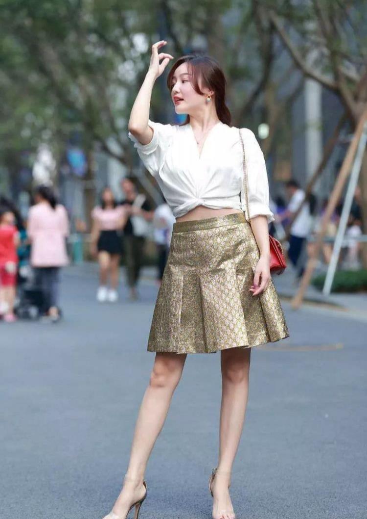 美女|美女姐姐金色半身裙,搭配白衬衫,让你的美换发光彩