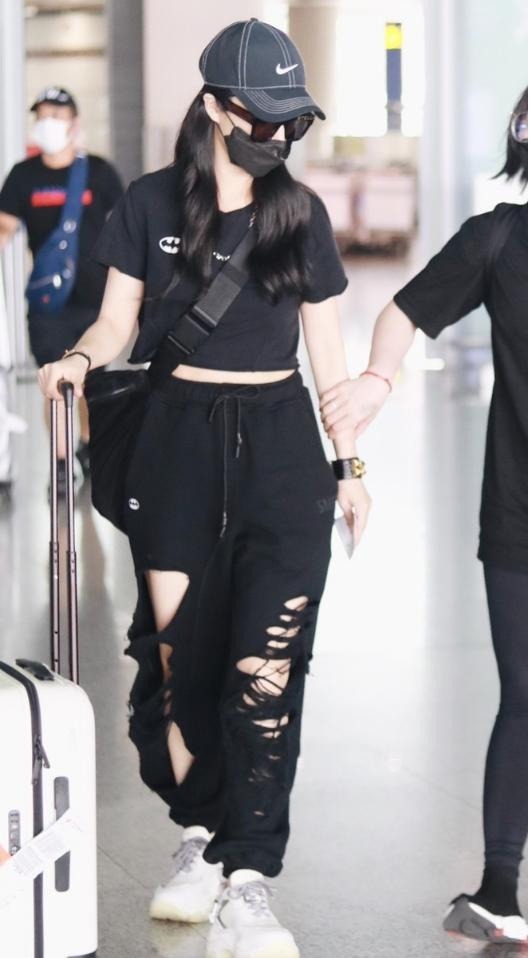 黑色|35岁的薇娅身材高挑纤瘦,穿黑T恤搭配黑色破洞工装裤,又飒又美