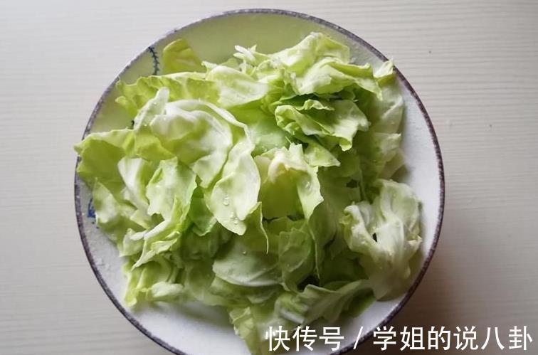 包菜|炒包菜不要焯水,学会大厨的做法,包菜脆嫩味道好,比吃肉都香