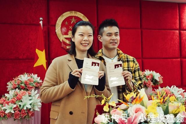 夫妇|恩爱国羽冠军夫妇生娃后同框亮相,发福明显,身份均发生转变
