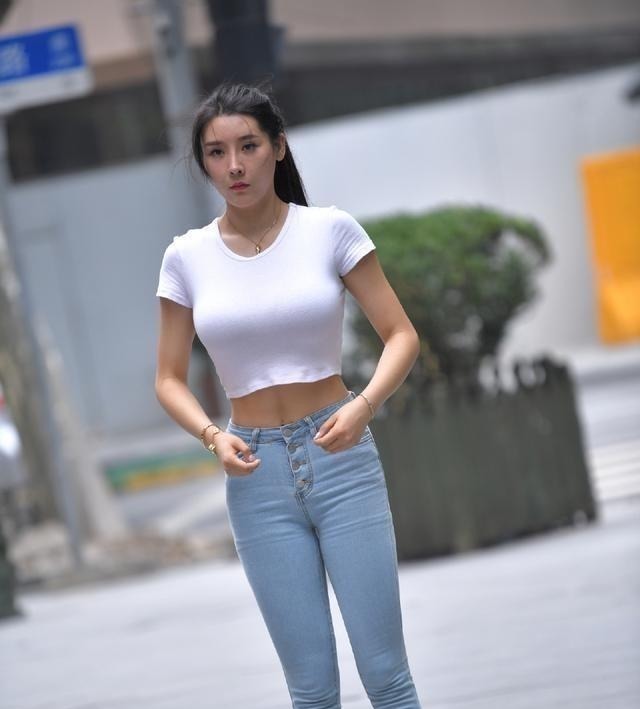 v领 吊带打底裤清凉露肉,有一种独特魅力,还不显胖