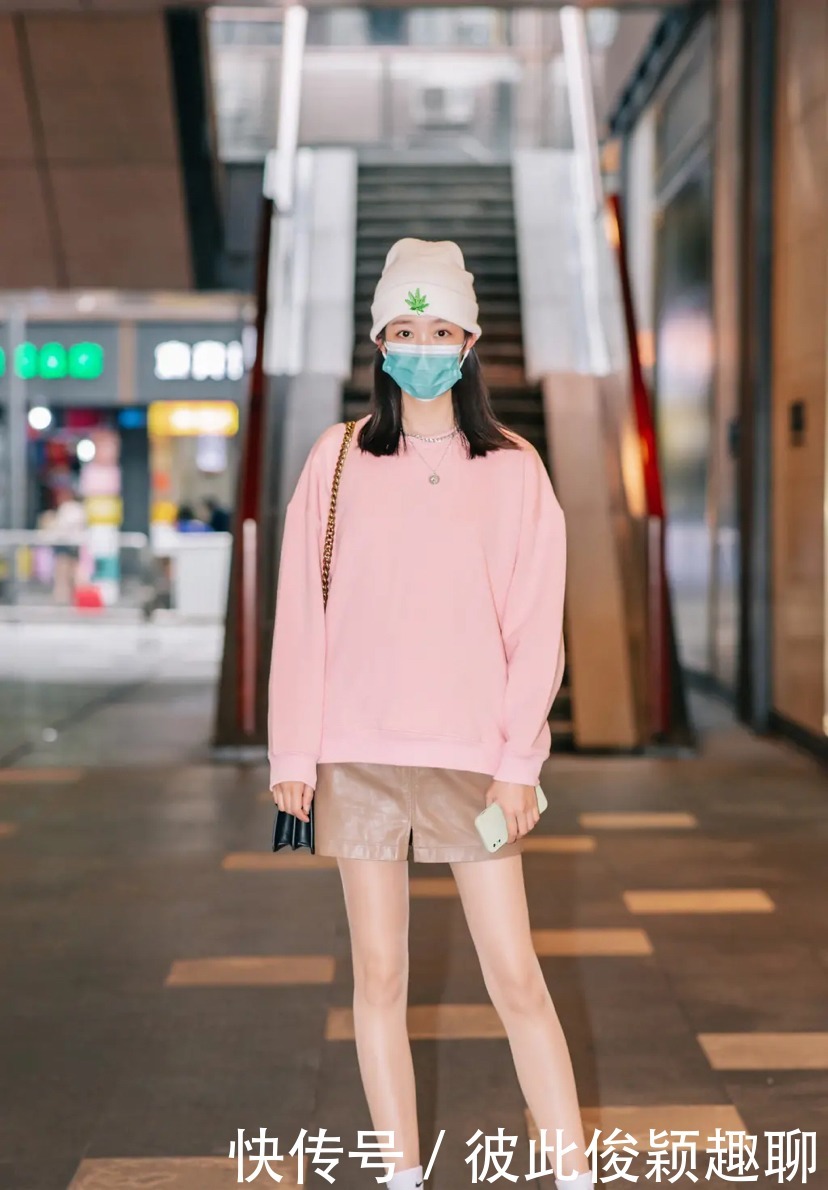 街头|冬天街头的时尚小姐姐们,对穿搭还是很有一套的