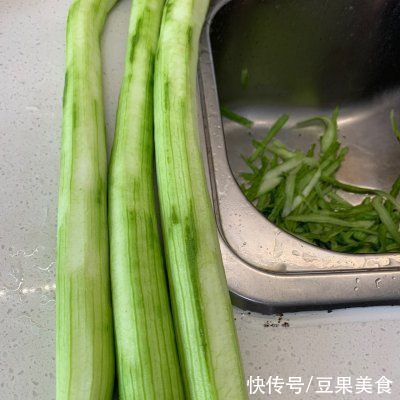家常|人气家常下饭菜蒜蓉粉丝蒸丝瓜，一秒征服家人的胃