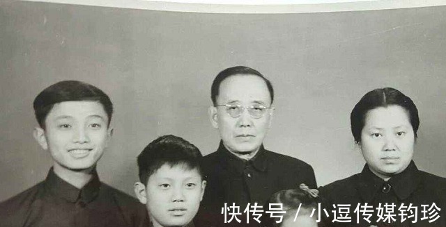 文学作品&郭沫若抛妻弃子,鲁迅:“远看像条狗”,日本才是你的家