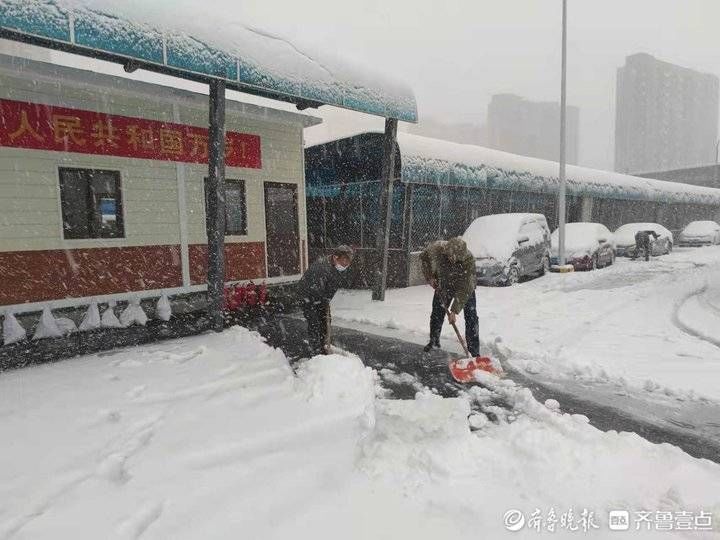 积雪|冒严寒公交志愿者清扫积雪，9个小时连轴转确保市民安全出行