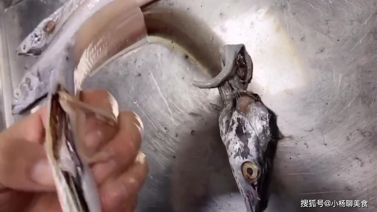 煎带鱼不粘锅不碎的小技巧,全程讲解详细,担保外形美观酥脆诱人