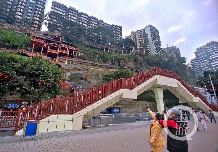 老重庆春节打卡戴家巷悬崖步道 一眼望尽山城特色美景|春节好去处 | 中年