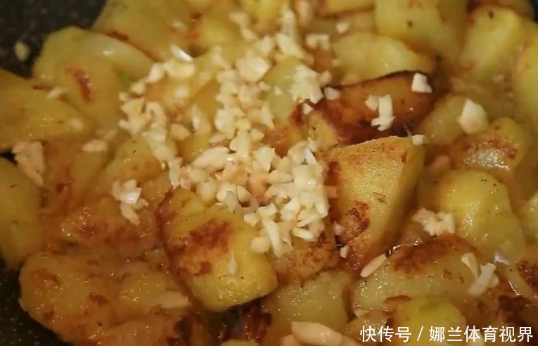 美味|2个大土豆简单一做,香辣美味,外酥里嫩,一口一块停不下来