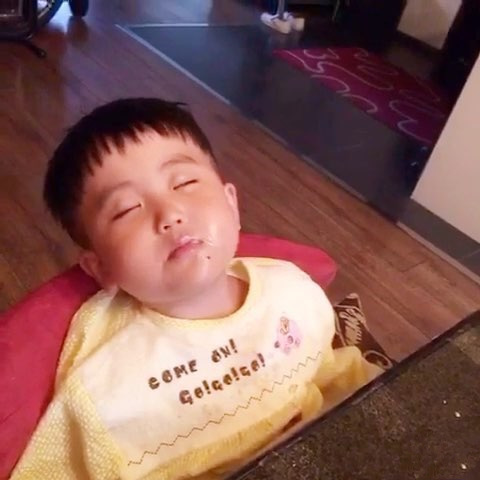 家长|上一秒叽里呱啦,下一秒眼皮打架孩子吃东西睡着,家长可别大意