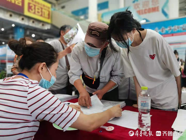 进场|高招会高职（专科）场考生家长进场之后忙咨询