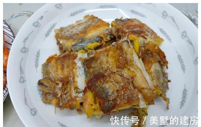 带鱼|煎带鱼时，别再放面粉了，教你多加2味，带鱼外酥里嫩