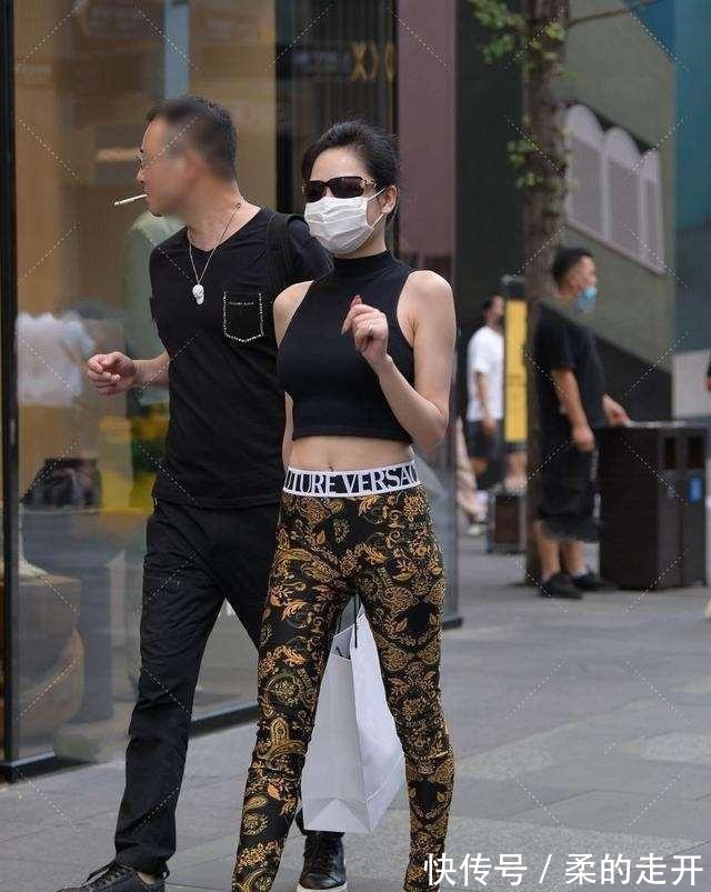打底裤 精致的印花打底裤穿搭，休闲还减龄，魅力无穷！