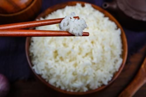 窍门|煮米饭，不要直接加水下锅，牢记2窍门，大米香喷喷的，软糯清甜