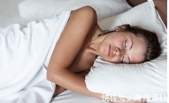 枕头|夫妻晚上睡前,这3件事尽量少做,为了自己的健康尽量要克制自己