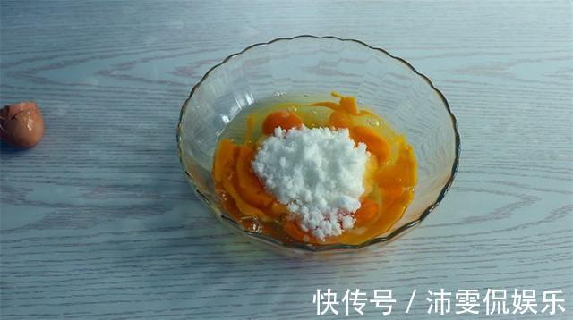 自制蛋糕真不难,6个鸡蛋1碗面粉,烤到金黄就出炉