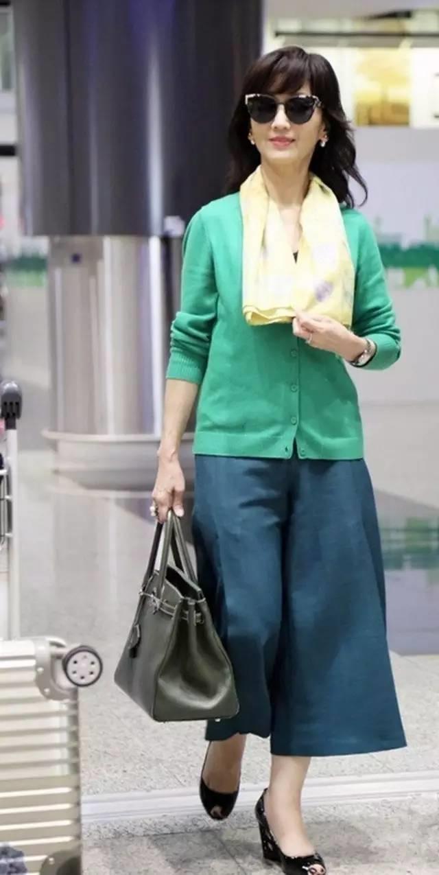 穿阔腿裤时尽量别配平底鞋了,今年明星都在这样穿,这也太潮了吧