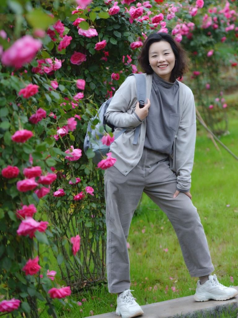 讲真，穿“花衣”就服这些50+女性！她们的色彩穿搭，气质优雅