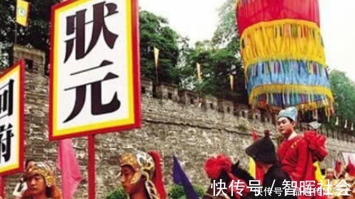 殿试#乾隆出上联,考生一听扭头就走,乾隆大笑:好,状元就是你了