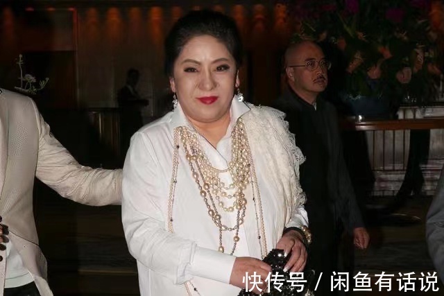 造型|向太真没法低调,穿白衬衫挂一大堆珍珠项链,一看就是高级贵妇