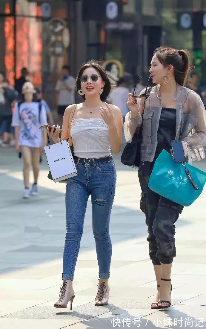 小姐姐 一双高跟鞋穿搭脚上,让女性的搭配更显魅力