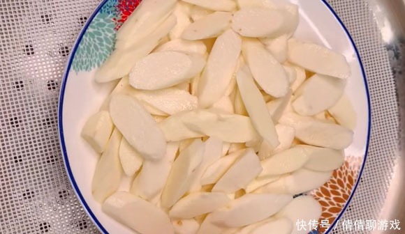 年后我家常做这个吃,不煎不炒,上锅一蒸,配蘸料吃,香