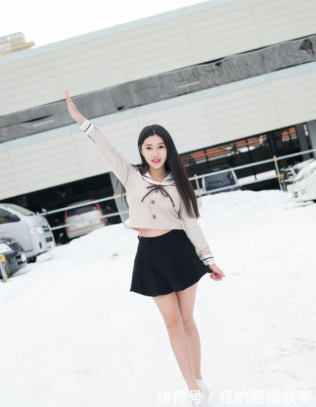 学院 杏色的学院风上衣颜色清爽百搭,搭配黑色的高腰伞裙,甜美减龄!