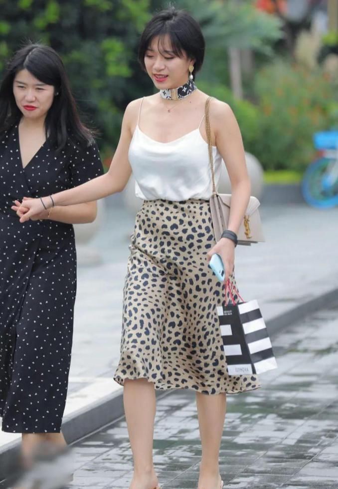 风采|街拍吊带上衣配裙子,不一样的穿搭,小女人的风采