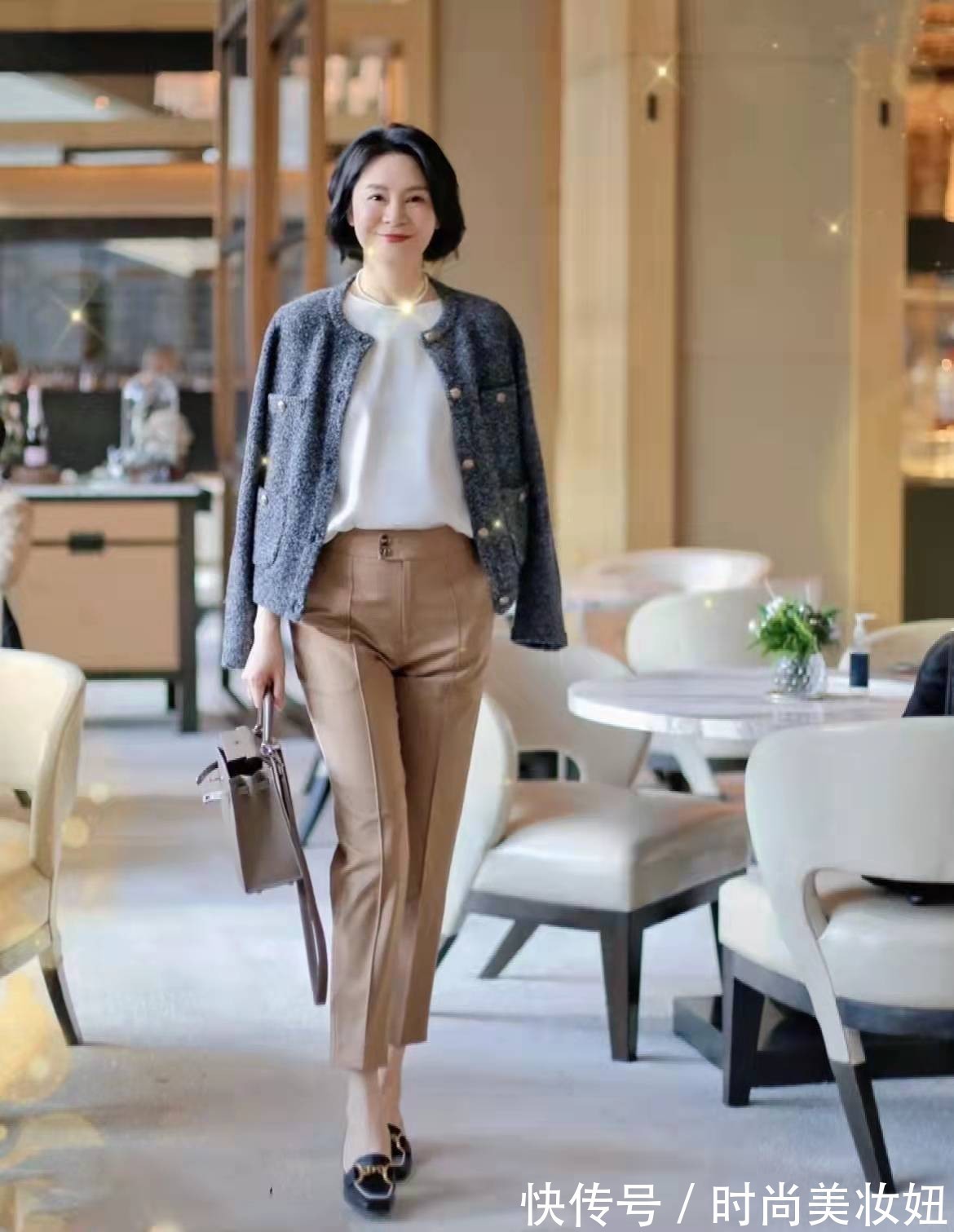 外套 50岁女人早春怎么穿?这位大姐的穿搭优雅大气,照着穿就行