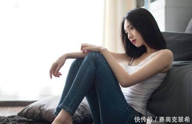 美女穿搭：小姐姐爱穿紧身牛仔裤，秀出完美曲线，轻灵而浪漫