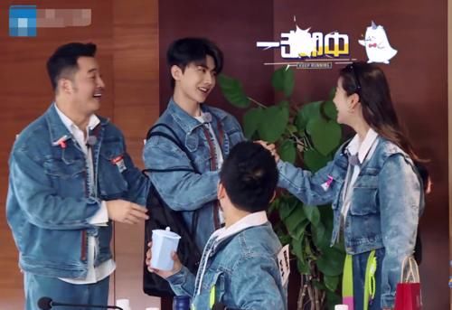 蔡徐坤出场李晨夸他瘦了，沙溢夸他帅了，但baby的赞扬他最爱听！