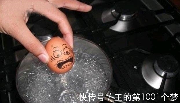 |搞笑图片幽默段子笑话:哈哈,这是一个有表情的蛋,它还不想被煮