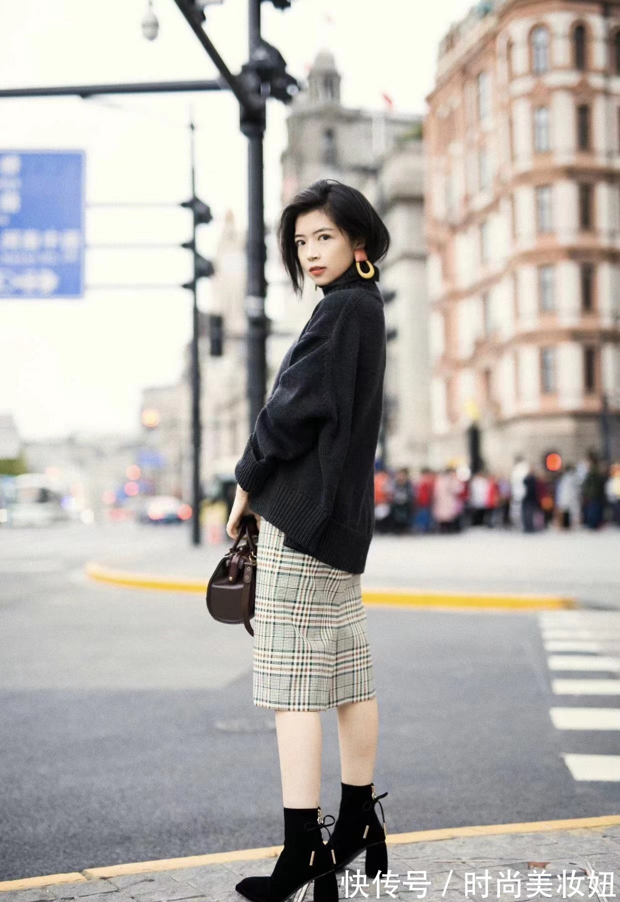 阔腿裤|毛衣别配阔腿裤了，配半身裙更显女人味，普通人也能穿得惊艳