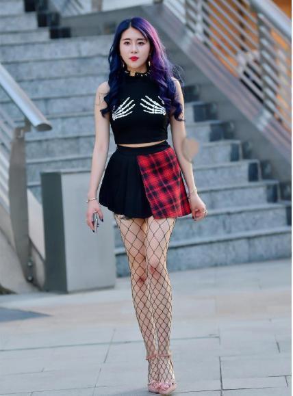 高领|街拍:高领无袖t恤衫搭配黑色百褶裙, 款式新颖, 青春时尚