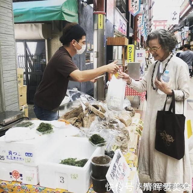 时尚|74岁日本奶奶凭穿搭火了！穿衣简单日常，用态度告诉你：何为时尚